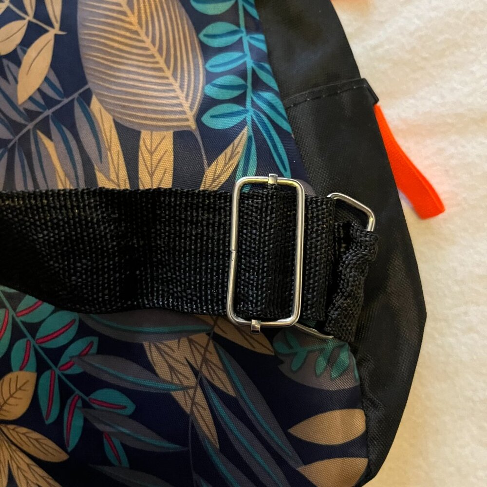 SPORT Island Leaf Pattern Cross-Body Adjustable Sling Small Backpack Purse - Picture 5 of 5